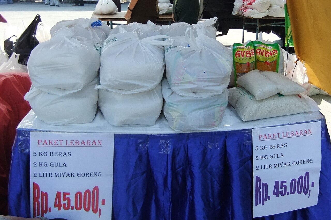 Penyaluran bansos uluogan